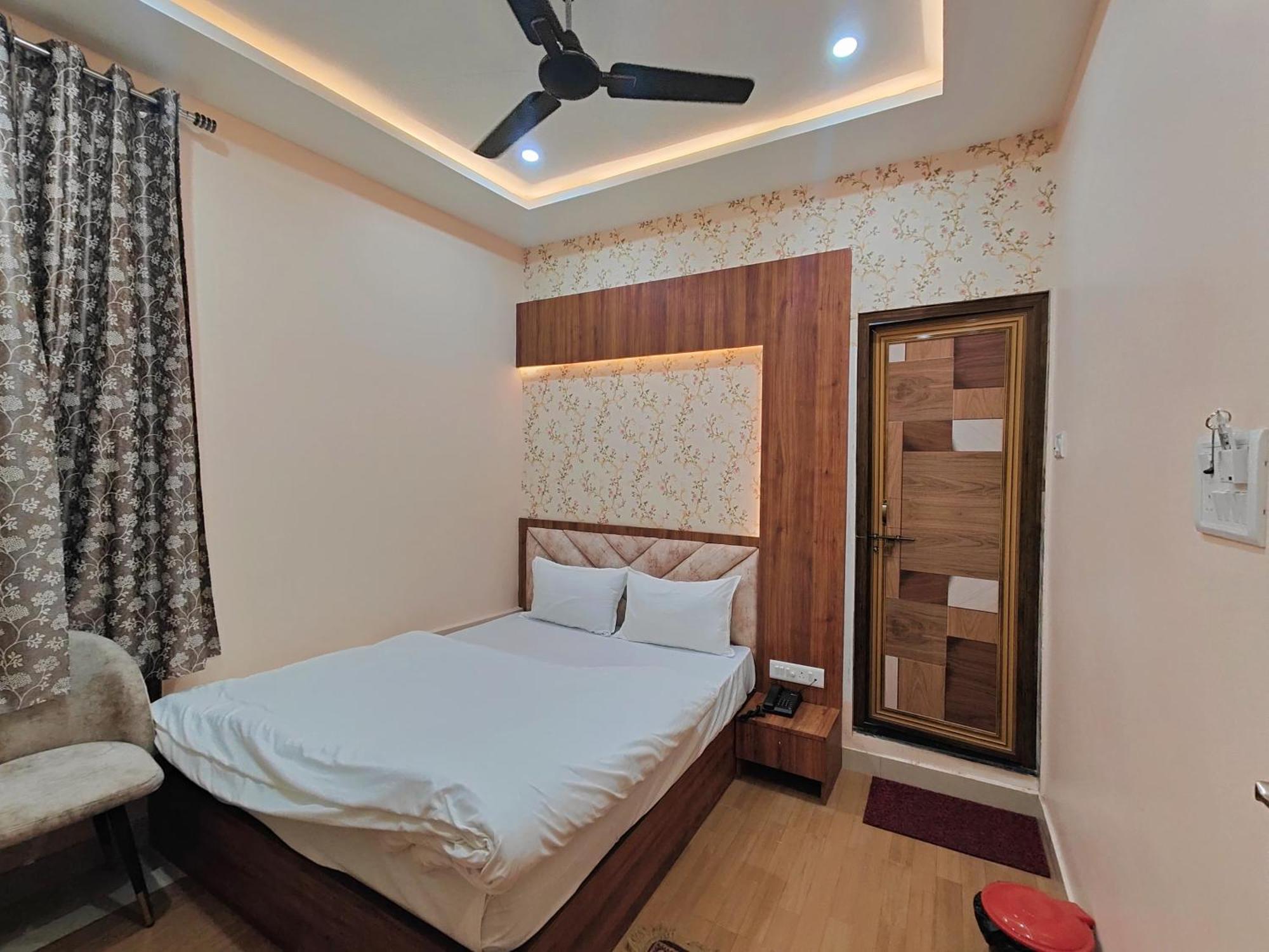 Hotel Mangal Murti Varanasi Exterior photo